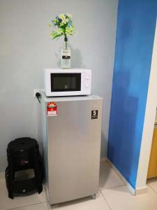 um micro-ondas sentado em cima de um frigorífico em FR Comfort SEAView Kuah, Langkawi em Kuah
