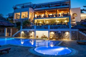 Aegean Village Beachfront Resort内部或周边的泳池