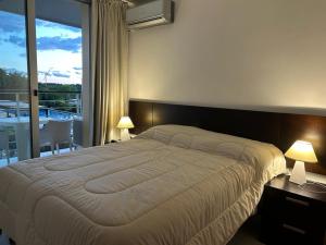 מיטה או מיטות בחדר ב-Altos del Virrey 204 apartamento frente al río