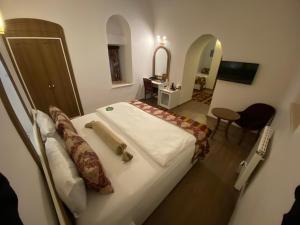 Postel nebo postele na pokoji v ubytování BEHRAMPAŞA OTEL &CAFE &RESTAURANT