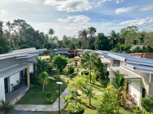 uma vista aérea do pátio de um resort em Oneandaman Resort em Khao Lak