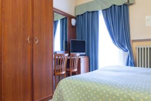 Televízia a/alebo spoločenská miestnosť v ubytovaní Hotel San Marco