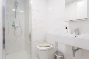 Kúpeľňa v ubytovaní Apartamento El NOBLE by Cadiz4Rentals + 24 fotografií
