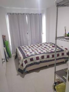 una camera con un letto di Excelente Apartamento em Cabo Frio a Cabo Frio