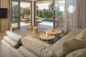 - un salon avec un canapé blanc et une piscine dans l'établissement Elaia Grove, à Kalamata