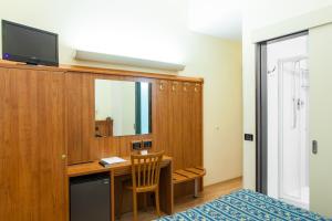 Televízia a/alebo spoločenská miestnosť v ubytovaní Hotel San Marco