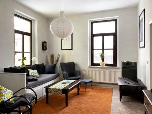a living room with a couch and a table at Zitronenhaus in Bad Frankenhausen