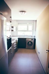 una cucina con lavatrice e lavastoviglie di Apartamento Centro Castellón con Parking 2 a Castellón de la Plana