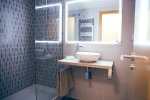 un bagno con lavandino e doccia in vetro di Apartamento Centro Castellón con Parking 2 a Castellón de la Plana