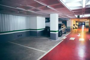 un garage avec deux voitures garées à l'intérieur dans l'établissement Apartamento Centro Castellón con Parking 2, Castellón de la Plana