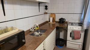 una piccola cucina con lavello e fornello di Depto Temporario Centro Corrientes a Corrientes Altre 5 foto
