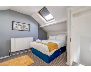 a bedroom with a bed and a sign on the wall at Central Belfast Apartments Ravenhill in Belfast