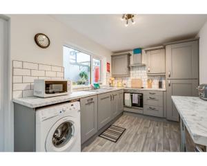 a kitchen with a washer and dryer at Central Belfast Apartments Ravenhill in Belfast