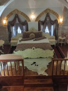 錫瓦斯的住宿－BEHRAMPAŞA OTEL &CAFE &RESTAURANT，一间卧室,卧室内配有一张大床