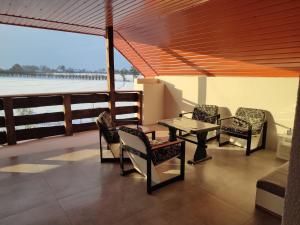 patio z krzesłami i stołem z widokiem w obiekcie Agrowczasy Nad Stawem w mieście Gartatowice