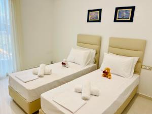 Deux lits dans une chambre avec deux ours en peluche dans l'établissement Villa Praxia i, à Kalo Chorio