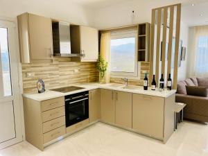 una cocina con fregadero y estufa horno superior en Villa Praxia i, en Kalo Chorio