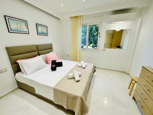 - une chambre avec un lit et une table avec des serviettes dans l'établissement Villa Praxia i, à Kalo Chorio
