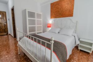 1 dormitorio con 1 cama con marco blanco en Hotel Las Errizas by Vivere Stays, en Alcalá del Valle