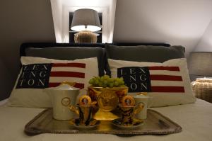 ein Tablett mit Medaillen und Trophäen auf dem Bett in der Unterkunft The White House Austria in Lind ob Velden