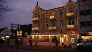 un gran edificio con luces delante en Aparthotel Am Meer, en Cuxhaven