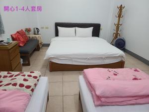 1 dormitorio con 2 camas y sofá en Fire B&B, en Chishang