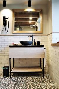 een badkamer met een wastafel en een spiegel bij Eguen Goiko in Lekeitio