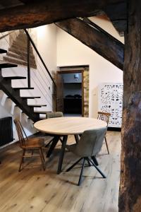 una mesa y sillas en una habitación con escalera en Eguen Goiko, en Lekeitio