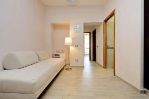 ローマにあるCasa Testaccioのリビングルーム(白いソファ付)、廊下