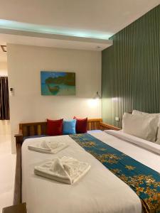 Una habitación de hotel con una cama con una bandeja. en Chunut House Resort en Islas Phi Phi