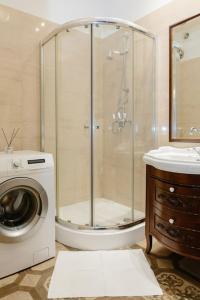 Et badeværelse på Luxury Old Town Apartment