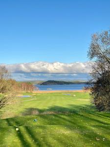 einen Golfplatz mit Blick auf das Wasser in der Unterkunft Morlanda B&B in Ellös