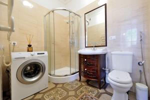 Et badeværelse på Luxury Old Town Apartment