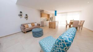 a living room with a couch and a table at Hermosa Casa en Via Barbasquillo in Manta