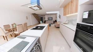 a kitchen and living room with a counter top at Urbanización privada, seguridad y confort in Manta