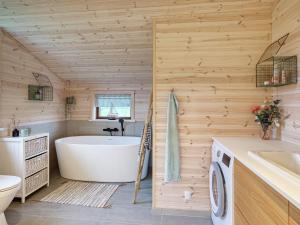 y baño con bañera, aseo y lavamanos. en Holiday home Stubbekøbing VII, en Stubbekøbing