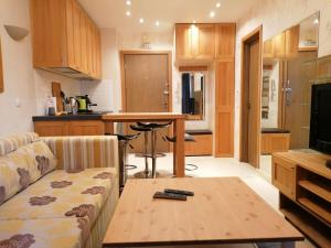 ein Wohnzimmer mit einem Sofa und einem Tisch in der Unterkunft Luxury apartments in St. John Park in Bansko