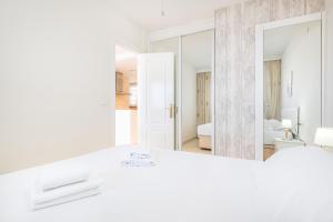 Łóżko lub łóżka w pokoju w obiekcie Trinisol 7-A Sea Views Apartment Levante Beach