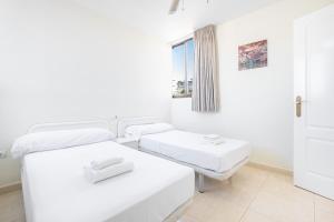 Biały salon z białymi meblami i oknem w obiekcie Trinisol 7-A Sea Views Apartment Levante Beach w mieście Benidorm