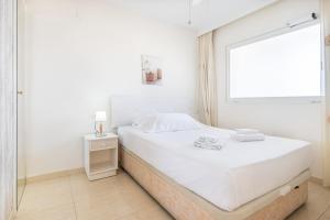 Postel nebo postele na pokoji v ubytování Trinisol 7-A Sea Views Apartment Levante Beach + 31 fotografií