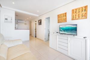 Telewizja i/lub zestaw kina domowego w obiekcie Trinisol 7-A Sea Views Apartment Levante Beach