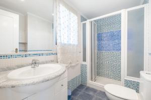 biała łazienka z umywalką i toaletą w obiekcie Trinisol 7-A Sea Views Apartment Levante Beach w mieście Benidorm