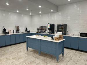 una grande cucina con banconi blu in una stanza di Country Inn & Suites by Radisson, Greensboro, NC a Greensboro