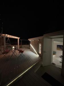 ナポリにあるAttikの夜間のデッキ(椅子2脚、パビリオン付)