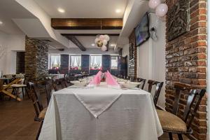 a dining room with a table with pink napkins on it at Boutique Hotel Ilitsa 