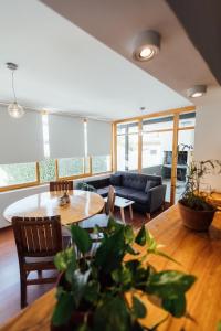 a living room with a table and a couch at Hospes - Departamento in San Rafael