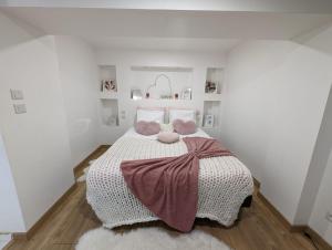 Villeneuve-de-la-Raho的住宿－Splendide Suite LOVE ROOM avec JACUZZI PRIVATIF，白色卧室配有带粉红色枕头的大床