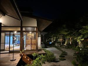 una casa con patio por la noche en Fukurou no Oyado - Vacation STAY 71243v, en Fuefuki