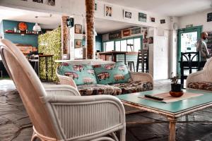 uma sala de estar com um sofá, uma mesa e cadeiras em VIAJERO Posada & Hostel Punta del este em Punta del Este