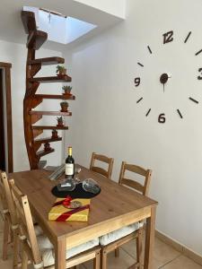 mesa de comedor con reloj en la pared en Casa Sol y Luna, en Costa Calma